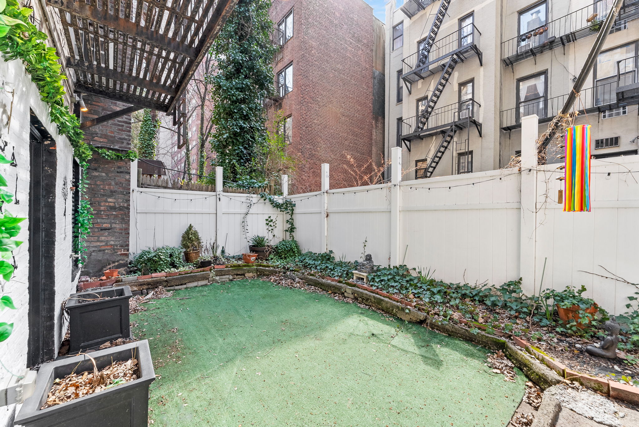 512 East 83rd Street, Unit D4 Manhattan, NY 10028 - Photo 15 of 21 a backyard of a house with lots of green space