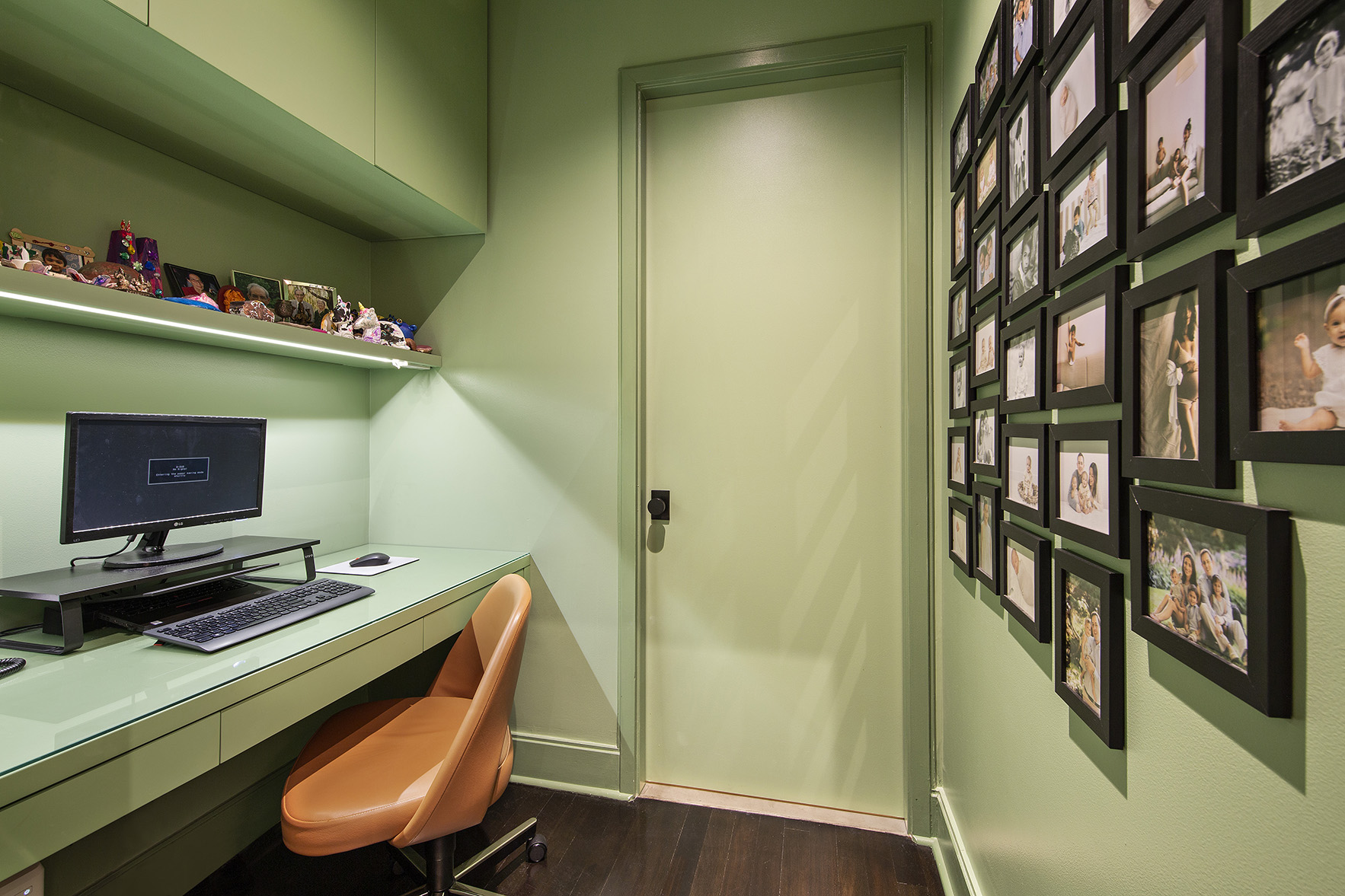 92 Laight Street, Unit 5I Manhattan, NY 10013 - Photo 9 of 12 a room with musical instruments