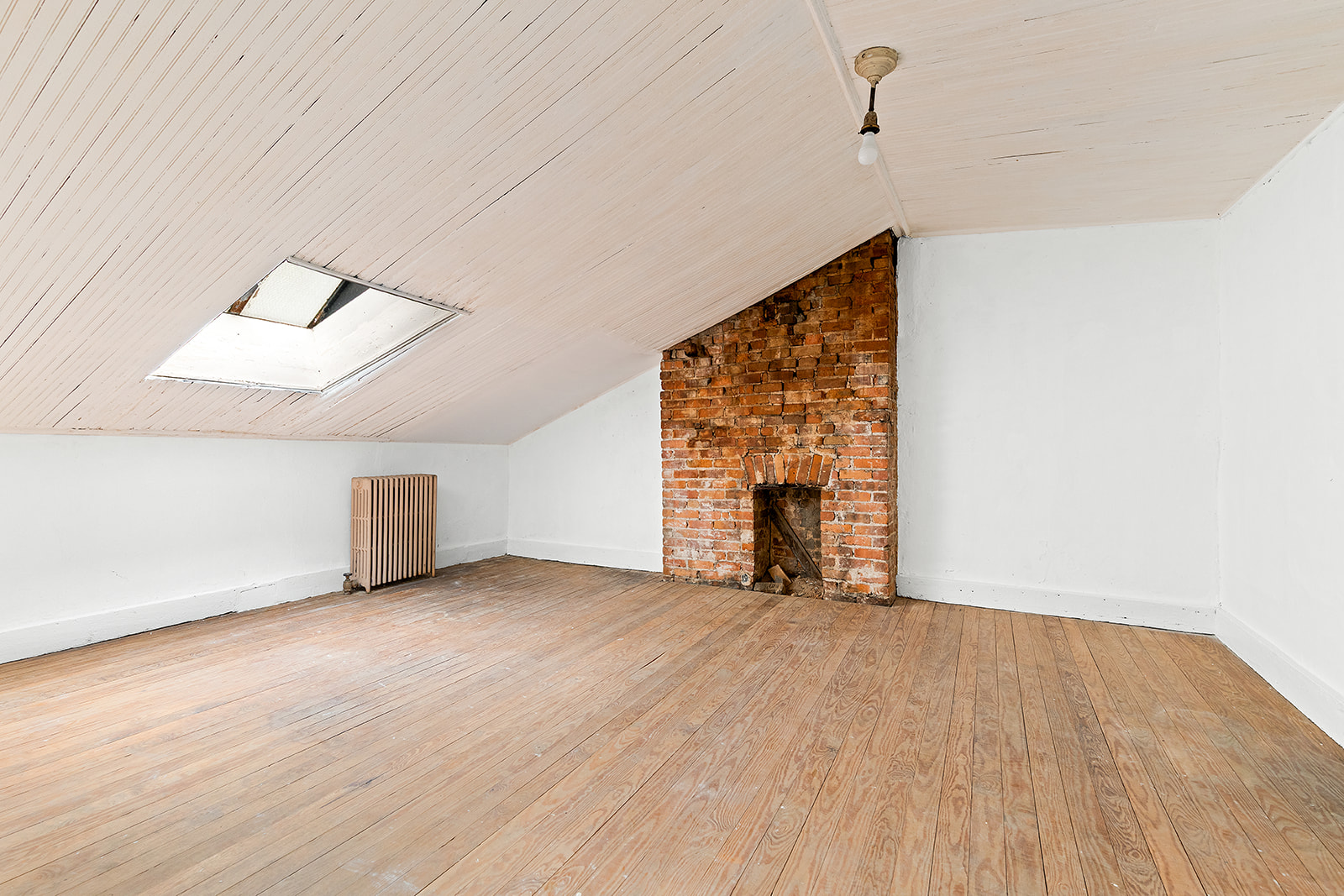 46 Willow Place Brooklyn, NY 11201 - Photo 18 of 31 an empty room with wooden floor and fireplace