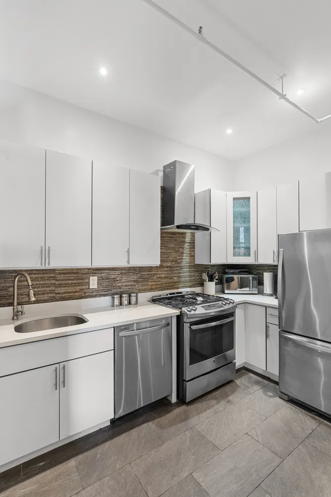 $3,100 | 595 Greene Avenue, Unit 2R | Bedford-Stuyvesant