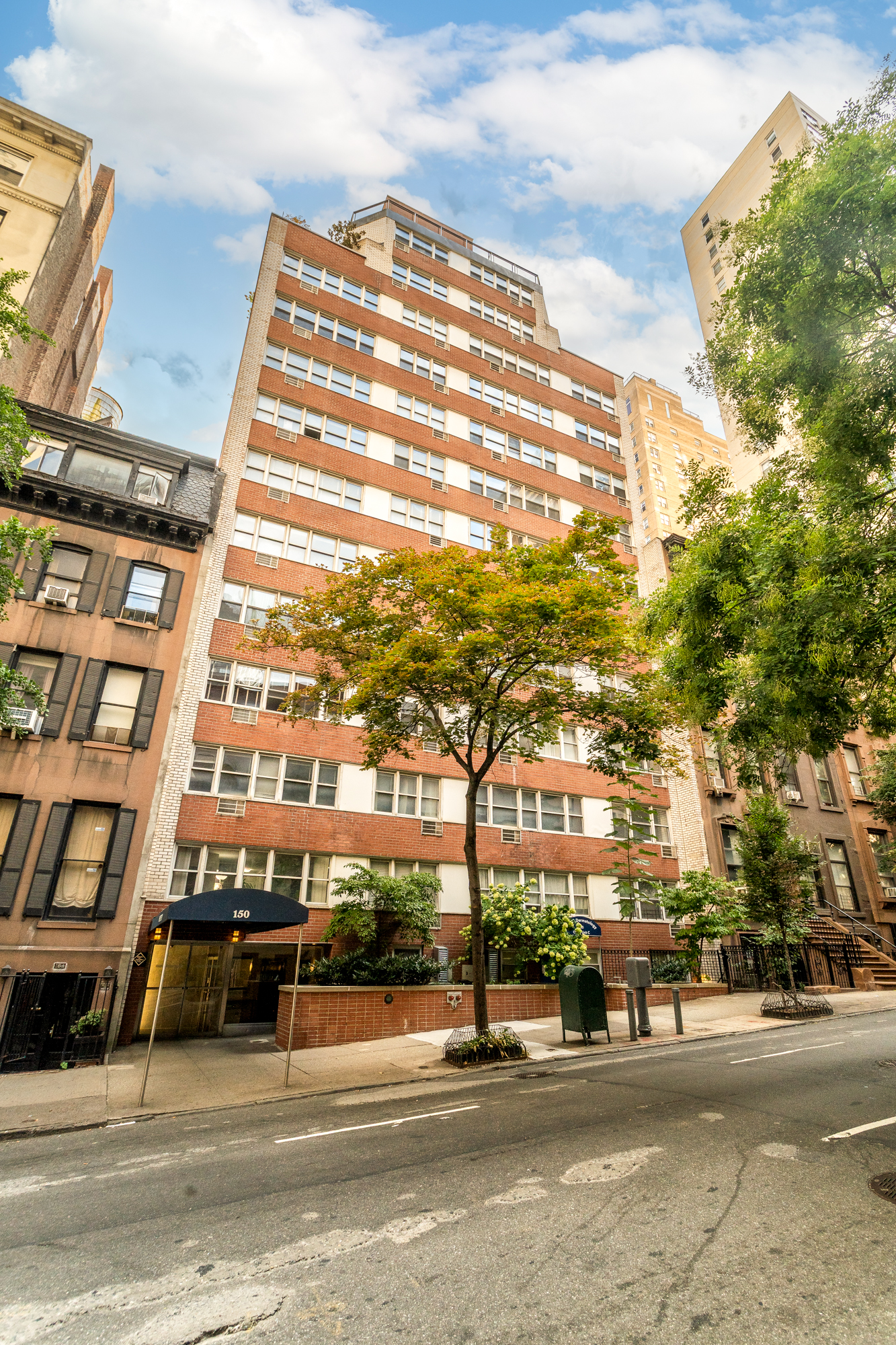 150 East 37th Street, Unit 10F Manhattan, NY 10016 - Photo 16 of 20 a view of a large building