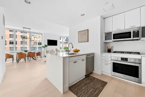 $1,850,000 | 225 East 34th Street, Unit 5E | Murray Hill
