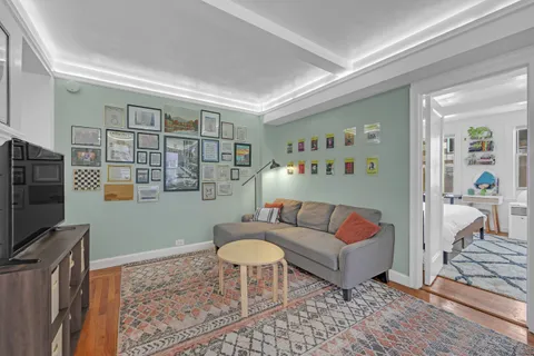 $425,000 | 333 East 43rd Street, Unit 909 | Midtown East