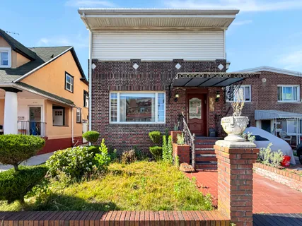 $1,098,000 | 3731 Maple Avenue | Seagate