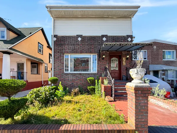 $1,098,000 | 3731 Maple Avenue | Seagate