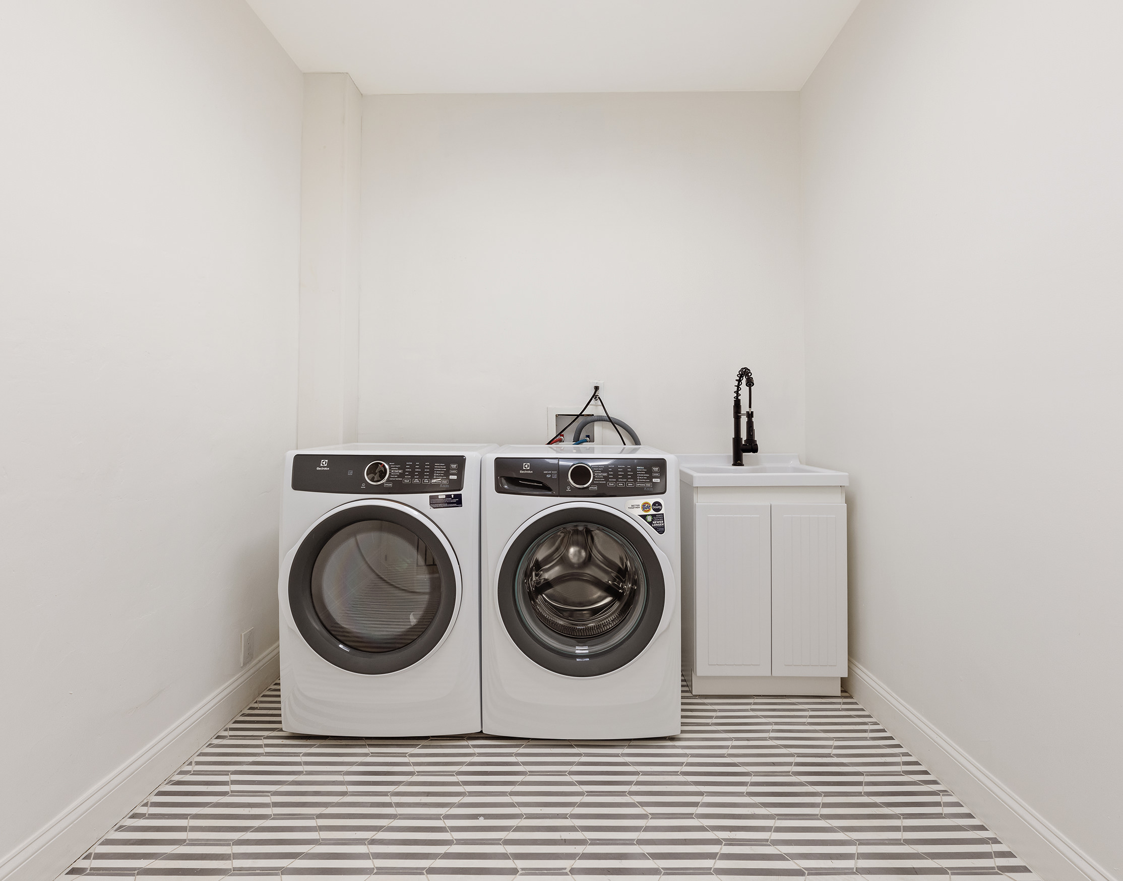 259 New York Avenue Brooklyn, NY 11216 - Photo 21 of 25 a utility room with dryer and washer