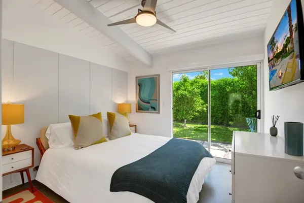 $1,075,000 | 406 East Desert Holly Circle, Palm Springs, CA 92262