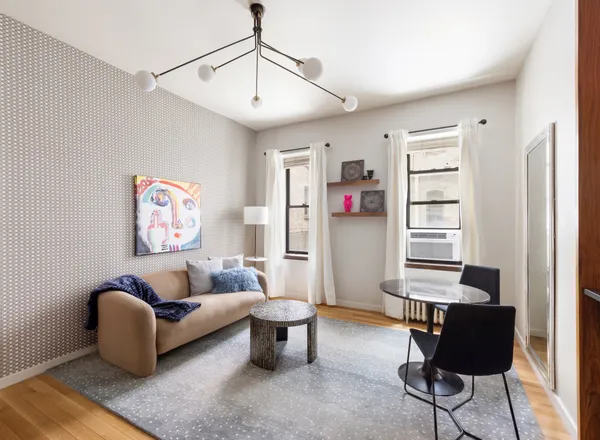 $895,000 | 130 West 16th Street, Unit 6 | Chelsea