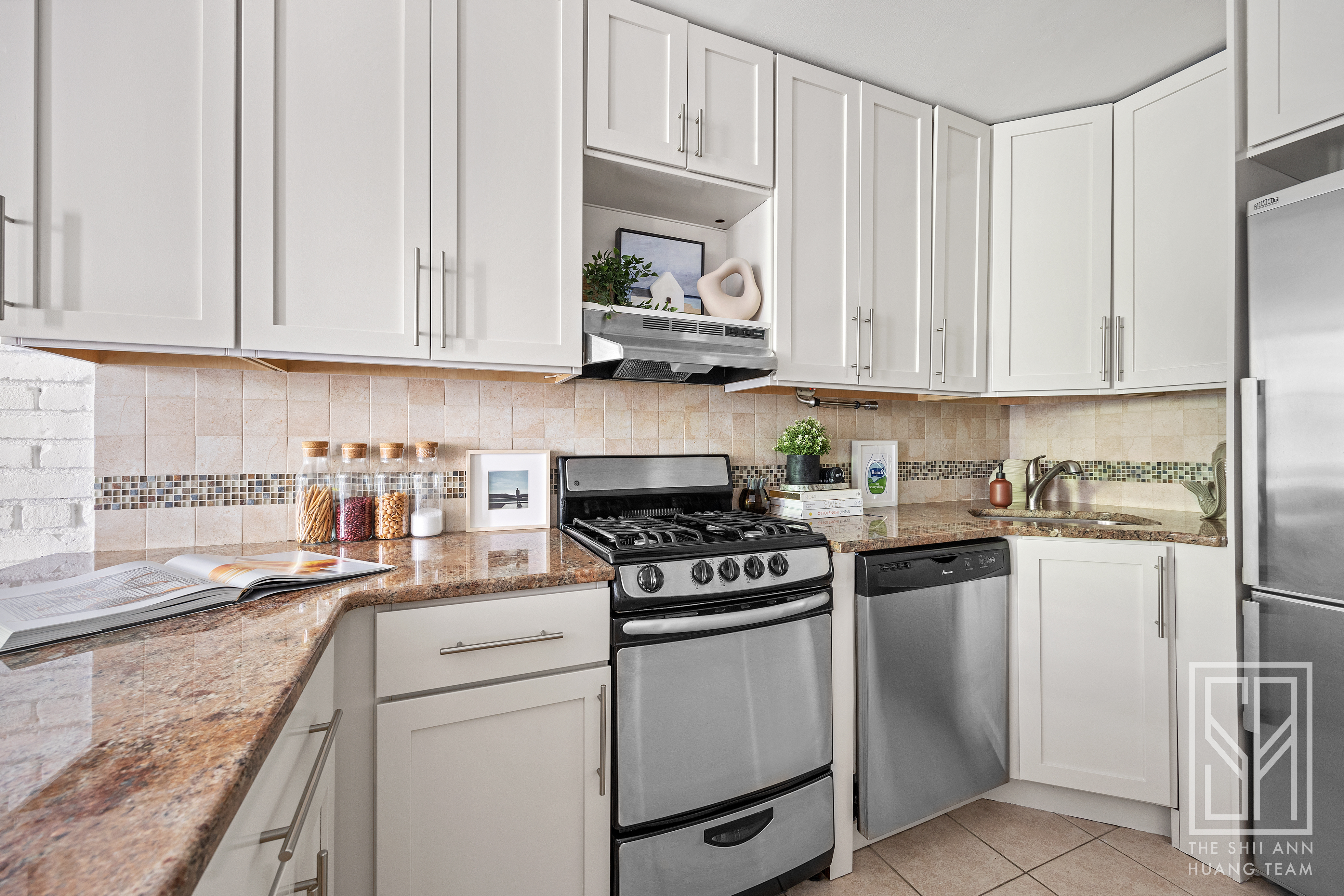 430 East 77th Street, Unit 4A Manhattan, NY 10075 - Photo 4 of 8