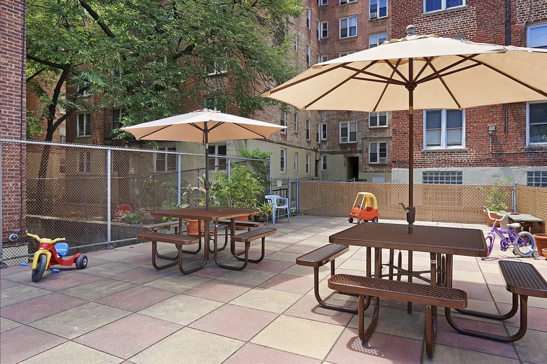 143 Bennett Avenue, Unit 6R Manhattan, NY 10040 - Photo 21 of 22 a view of a backyard with sitting area and furniture
