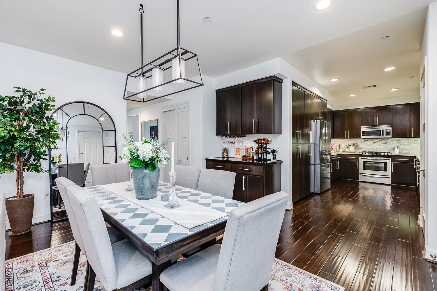 $849,000 | 10878 Bloomfield Street, Unit 211, Toluca Lake, CA 91602