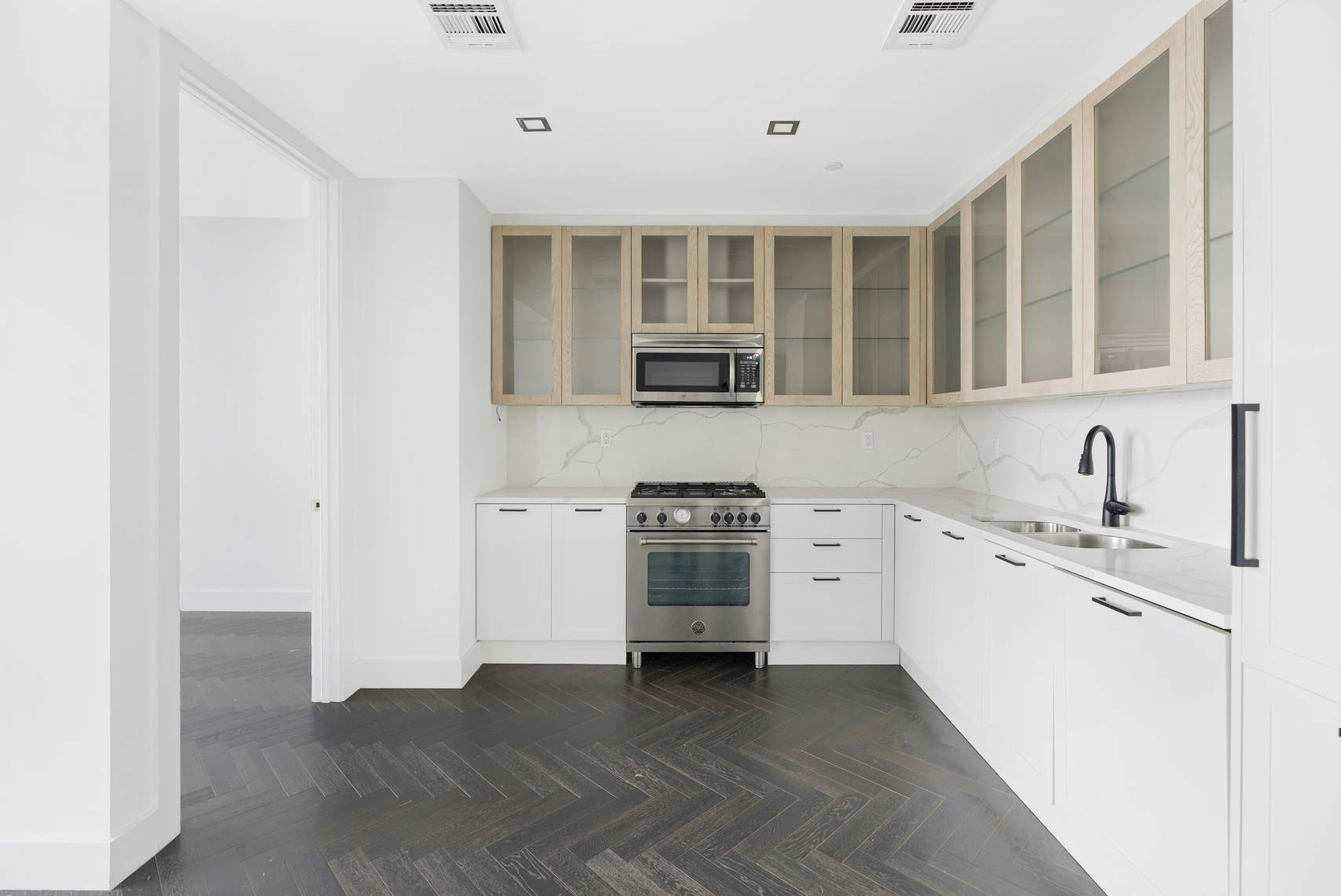 11-12 44th Drive, Unit 6E Queens, NY 11101 - Photo 2 of 16