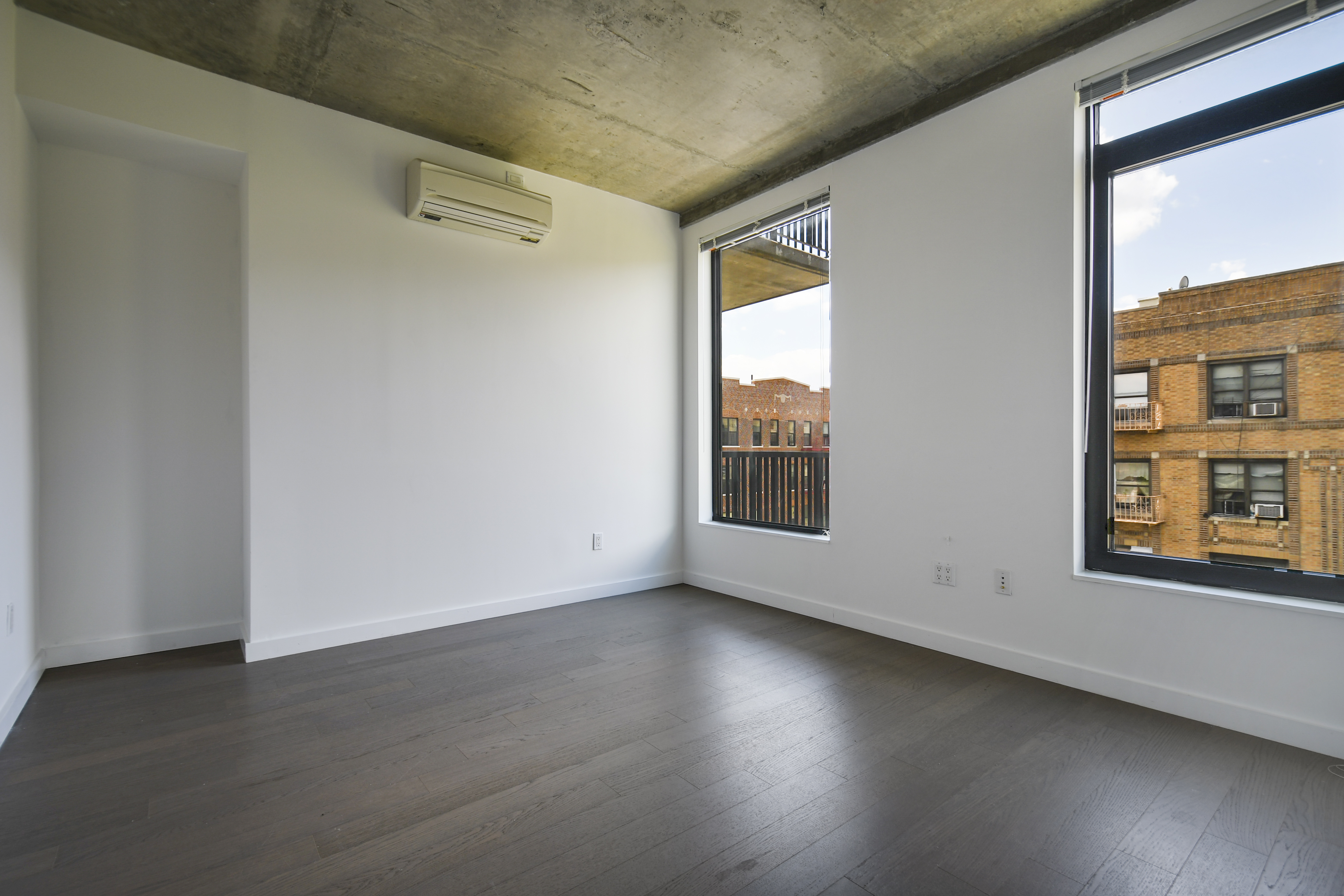 281 Union Avenue, Unit PHJ Brooklyn, NY 11211 - Photo 6 of 8 an empty room with a window