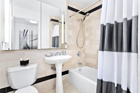 $529,000 | 20 West Street, Unit 37G | Financial District