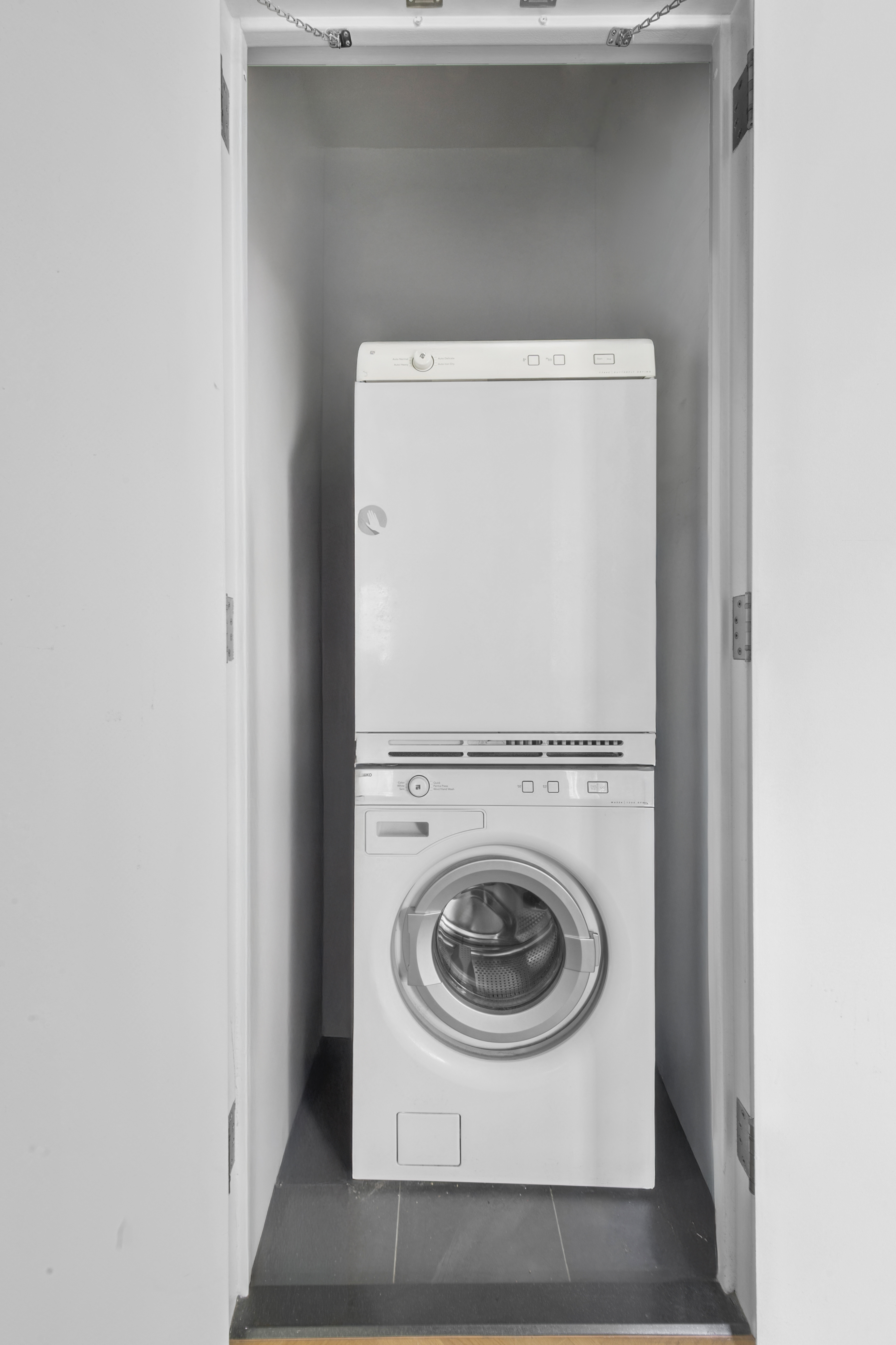 184 Kent Avenue, Unit D315 Brooklyn, NY 11249 - Photo 4 of 19 a utility room with washing machine
