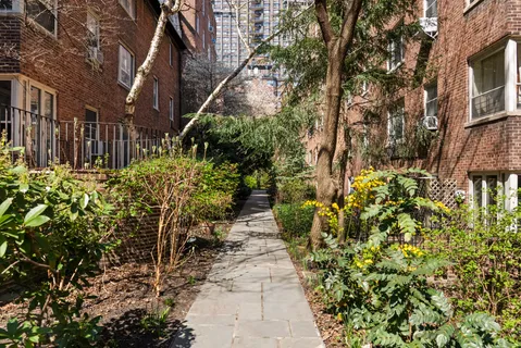 $519,000 | 530 East 90th Street, Unit 2M | Upper East Side