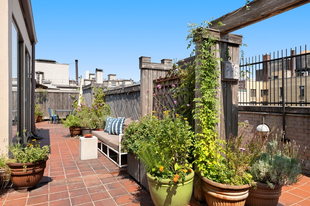 205 West 89th Street, Unit PH6/7 Manhattan, NY 10024 - Photo 15 of 20 a view of a chairs and table in a patio