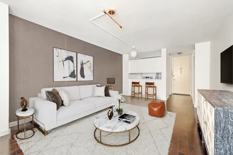 $829,000 | 145 East 48th Street, Unit 8D | Midtown East