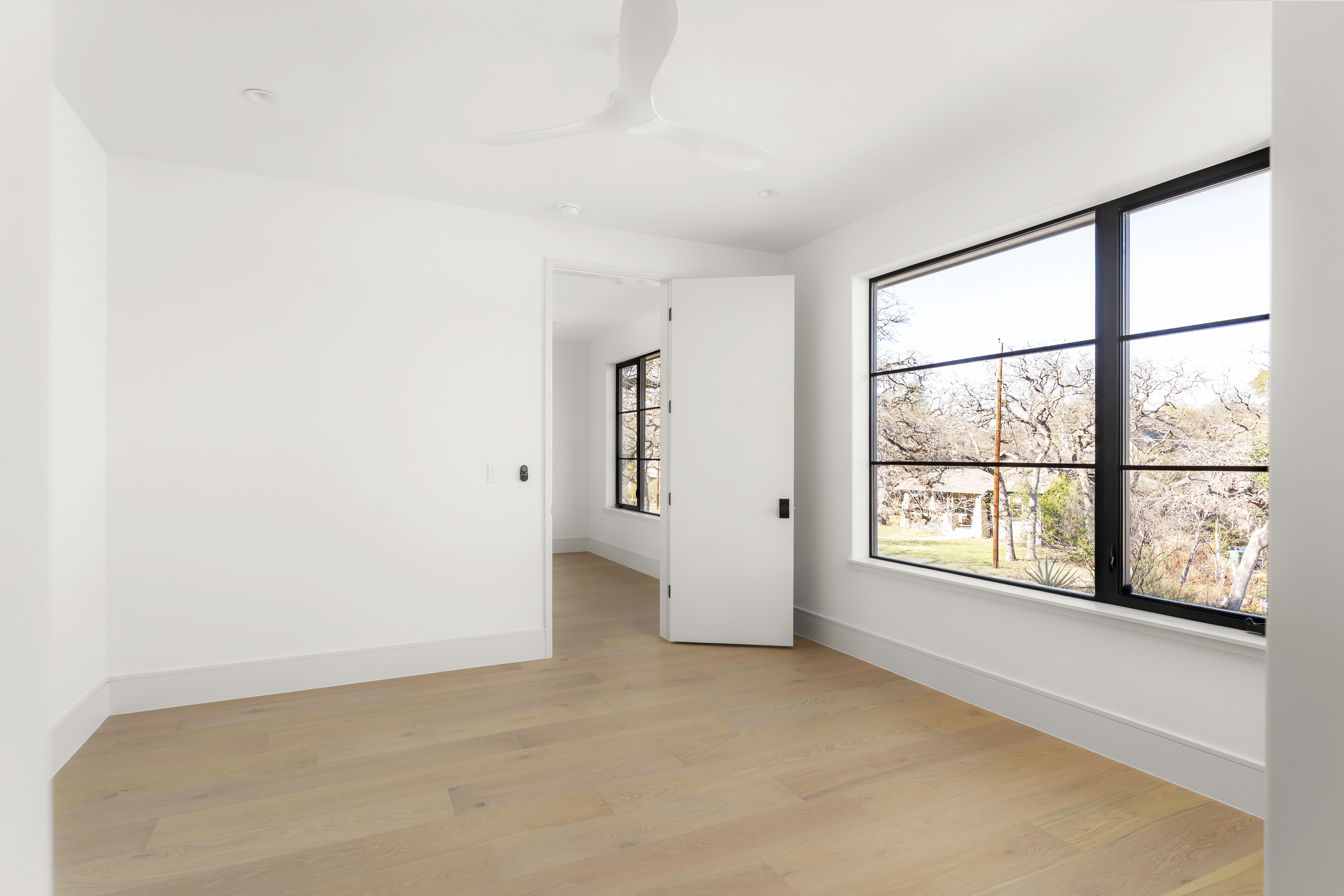 3411 Bridle Path Austin, TX 78703 - Photo 48 of 76 an empty room with windows and closet