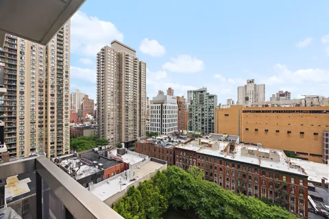 $995,000 | 515 East 72nd Street, Unit 11N | Lenox Hill