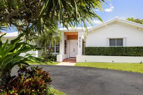a view of an house with backyard and swimming pool