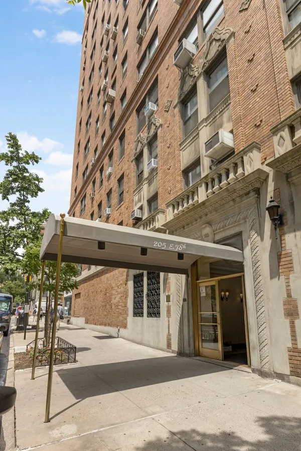 $415,000 | 205 East 78th Street, Unit 8S | Upper East Side