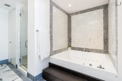 $975,000 | 200 Biscayne Blvd Way, Unit 4812, Miami, FL 33131