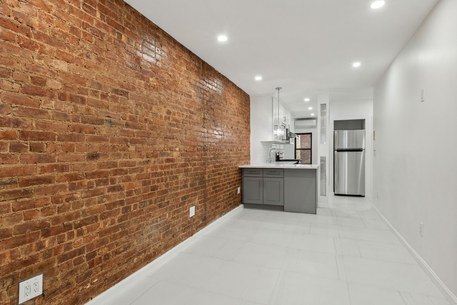 239 West 26th Street, Unit 2W Manhattan, NY 10001 - Photo 2 of 7