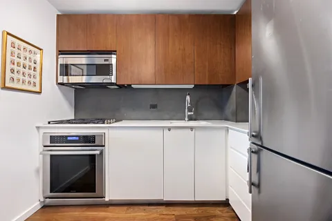 $995,000 | 515 East 72nd Street, Unit 11N | Lenox Hill