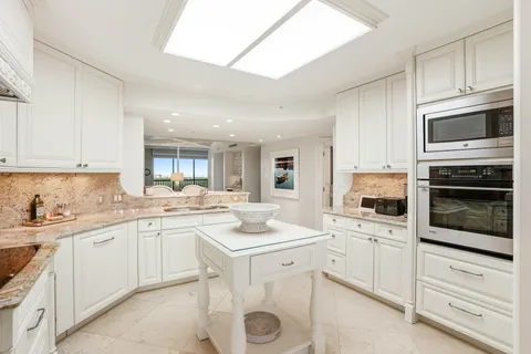 $2,550,000 | 7515 Pelican Bay Boulevard, Unit 5C, Naples, FL 34108