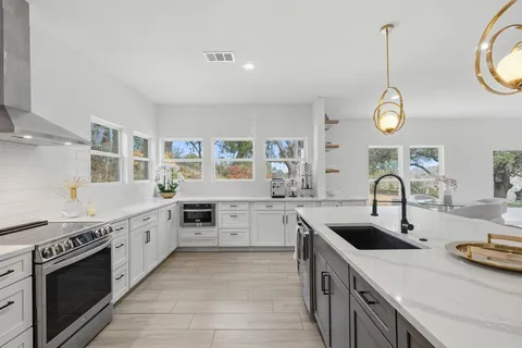 $925,000 | 1904 Lakeway Boulevard, Lakeway, TX 78734