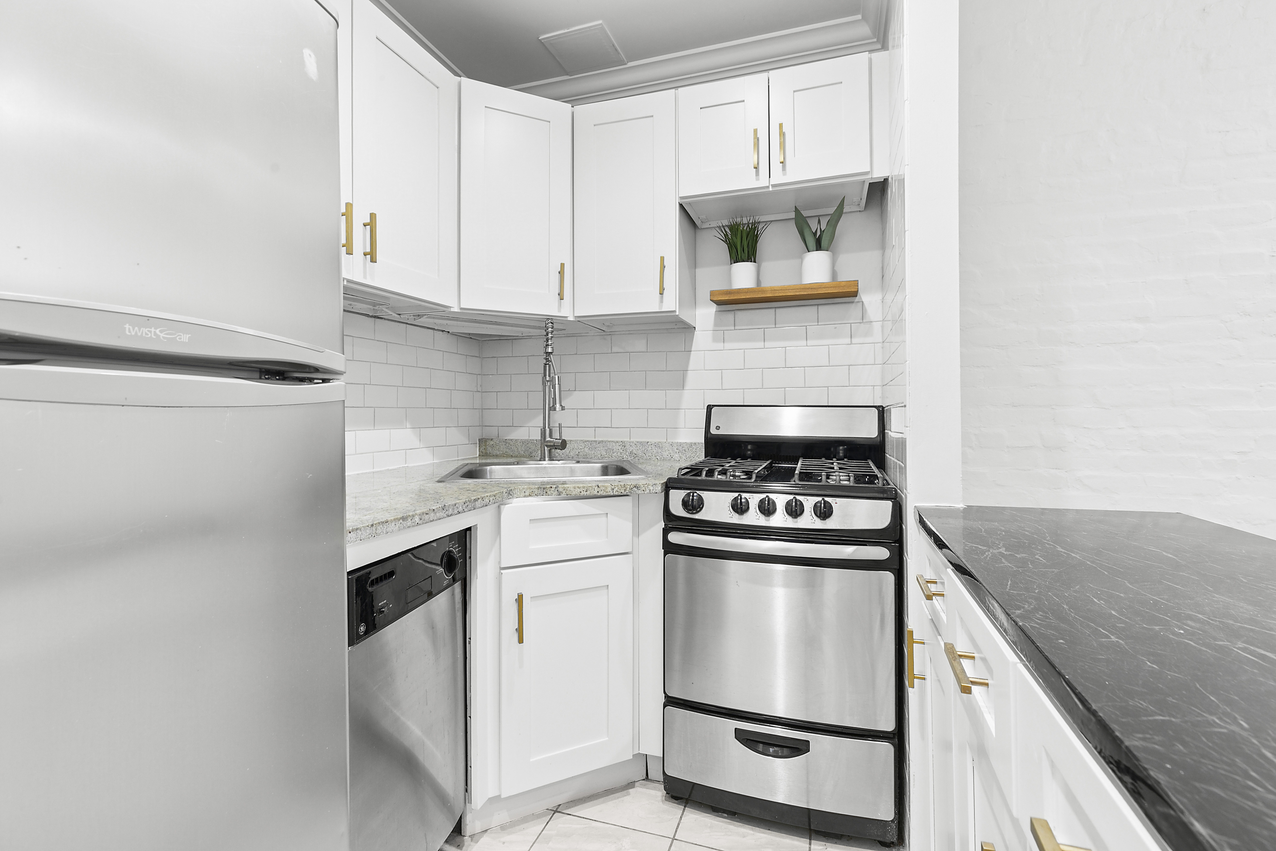 643 9th Avenue, Unit 4D Manhattan, NY 10036 - Photo 2 of 5