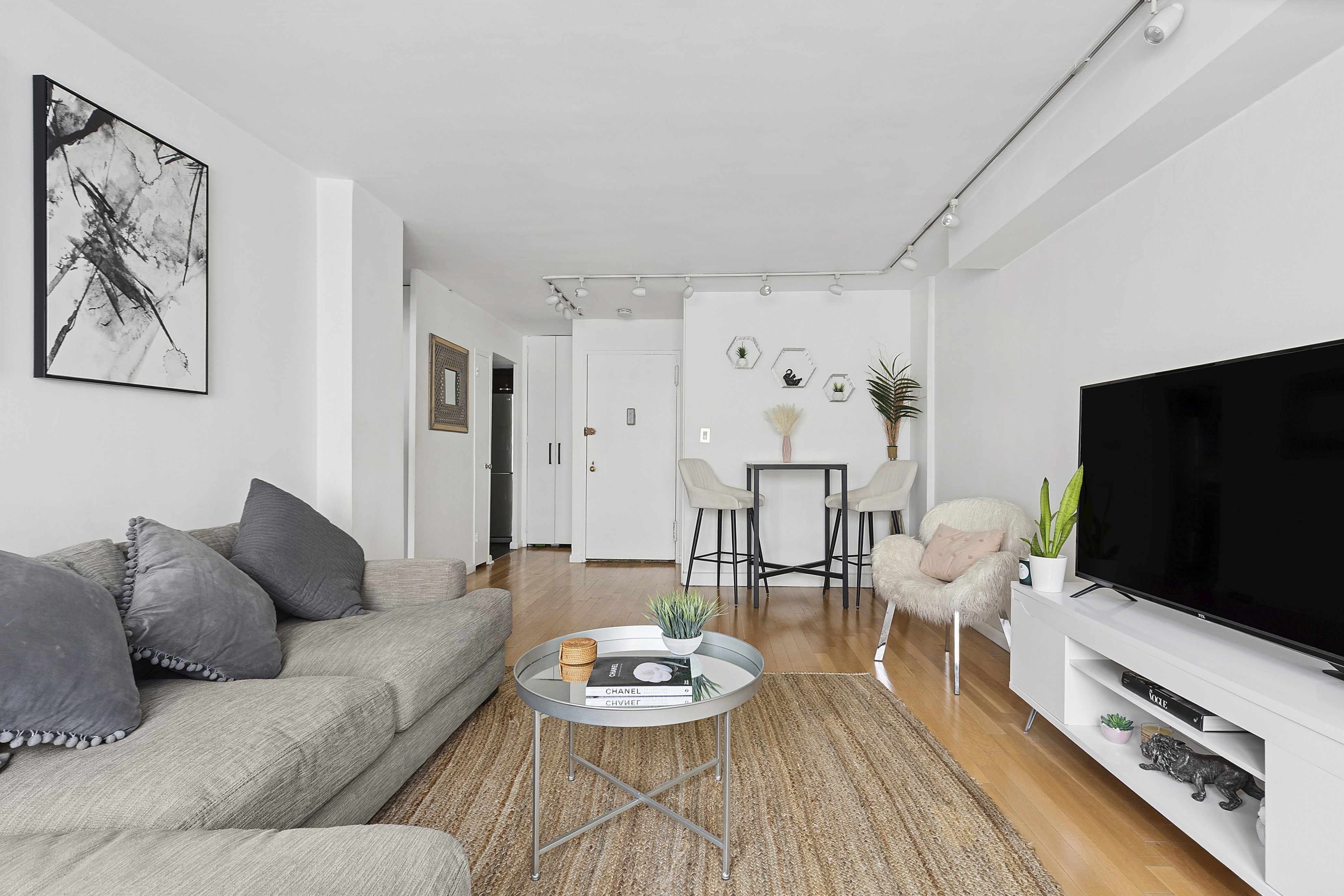 220 East 57th Street, Unit 17G Manhattan, NY 10022 - Photo 2 of 8