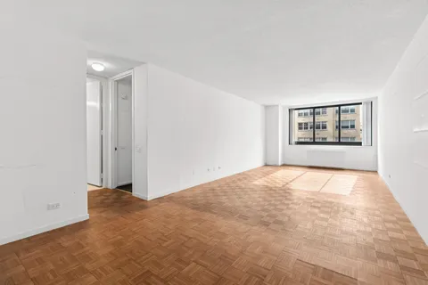 $899,000 | 515 East 72nd Street, Unit 10D | Lenox Hill