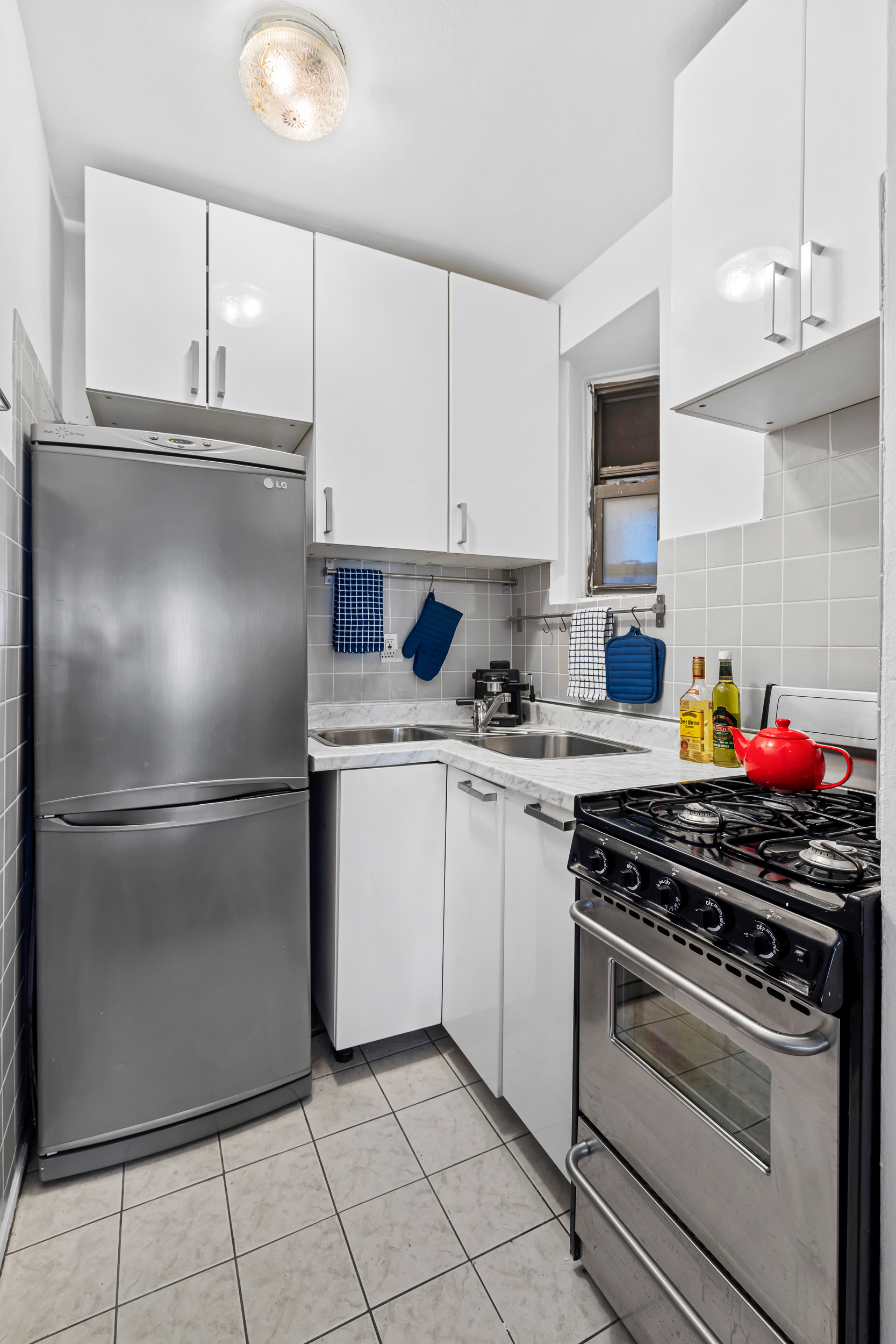 205 East 89th Street, Unit C4 Manhattan, NY 10128 - Photo 5 of 7 a kitchen with appliances cabinets and a counter top space