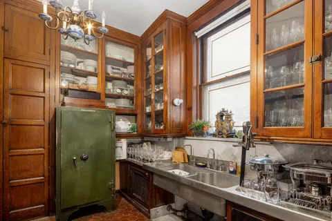 $18,000,000 | 21 East 81st Street | Upper East Side