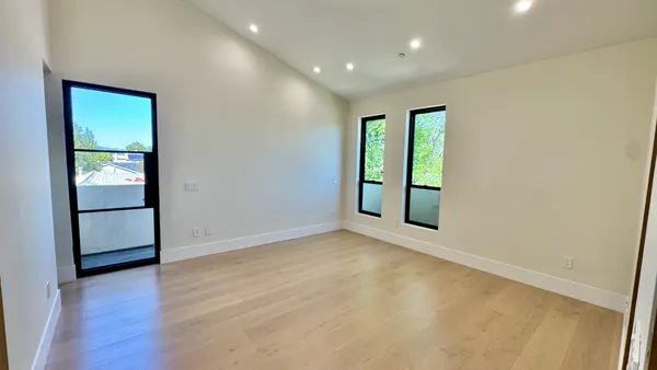 $7,995 | Yarmouth Avenue, Encino, CA 91316