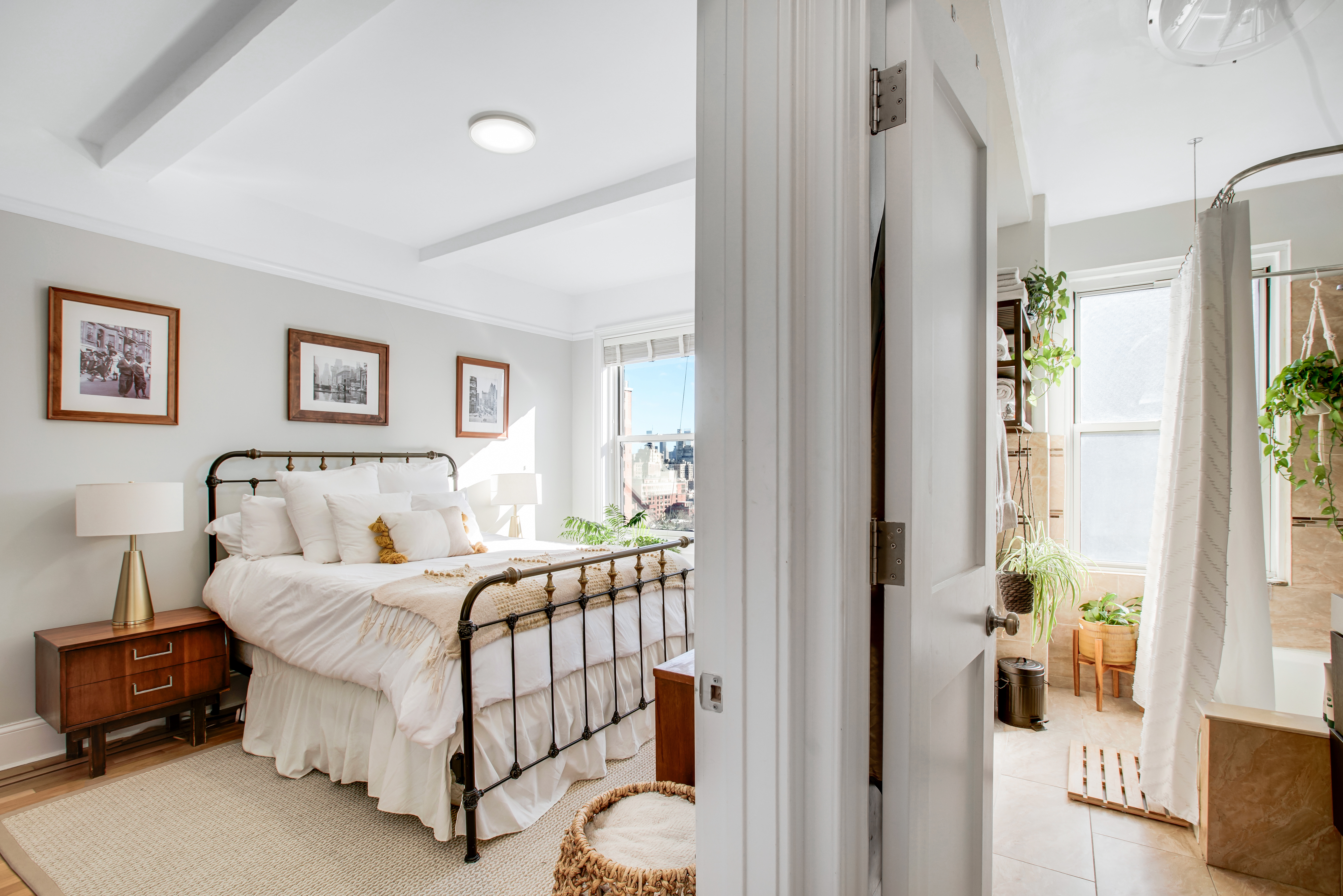 165 West 91st Street, Unit 15B Manhattan, NY 10024 - Photo 11 of 24 a bedroom with a bed and a painting on the wall