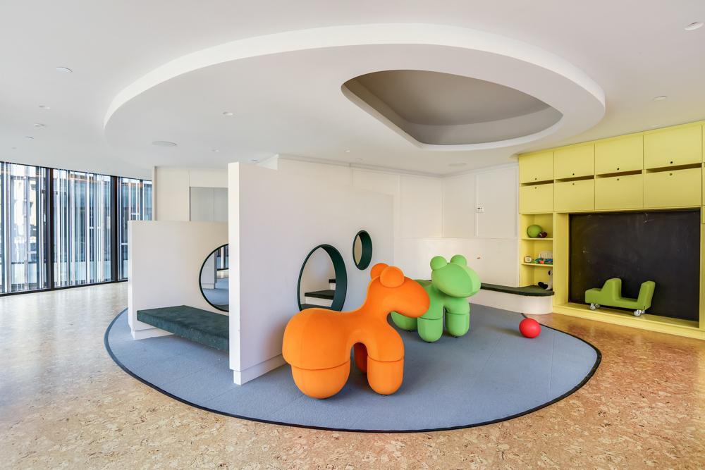 90 Furman Street, Unit N411 Brooklyn, NY 11201 - Photo 27 of 29 a dining room with table and chairs