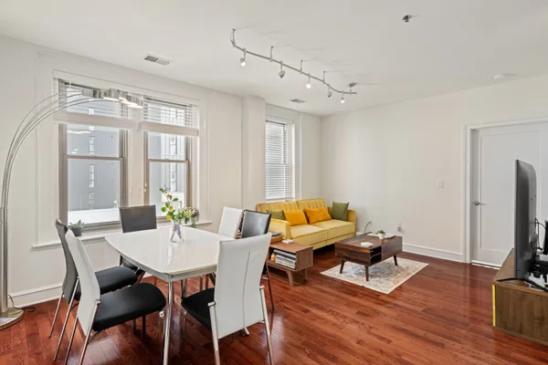 $500,000 | 1811 Chestnut Street, Unit 707, Philadelphia, PA 19103