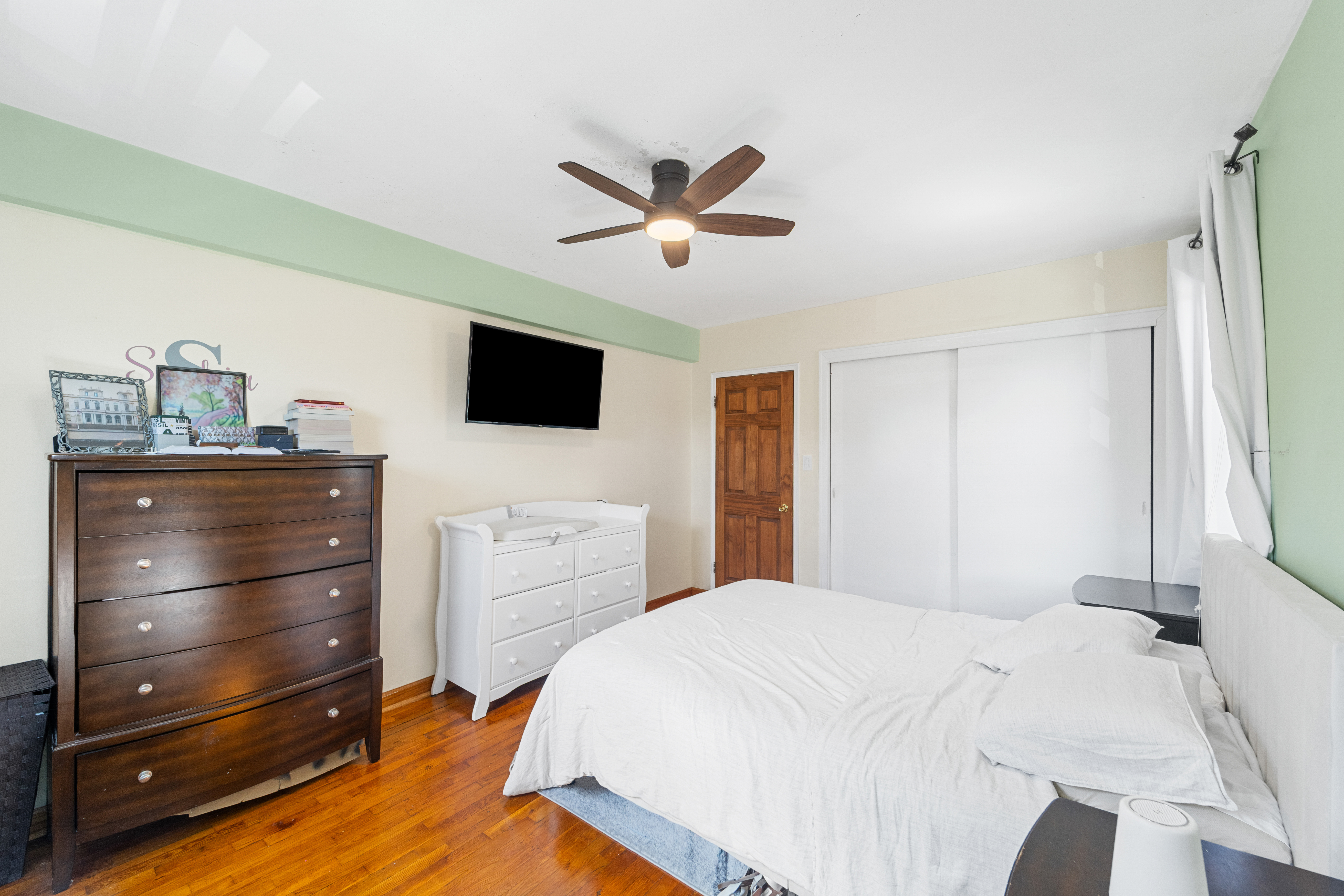 211-01 75th Avenue, Unit 4O Queens, NY 11364 - Photo 5 of 19 a bedroom with a bed and a flat screen tv