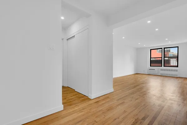 $5,000 | 165 Christopher Street, Unit 6M | West Village