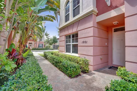 $575,000 | 1033 Northeast 17th Way, Unit 1201, Fort Lauderdale, FL 33304