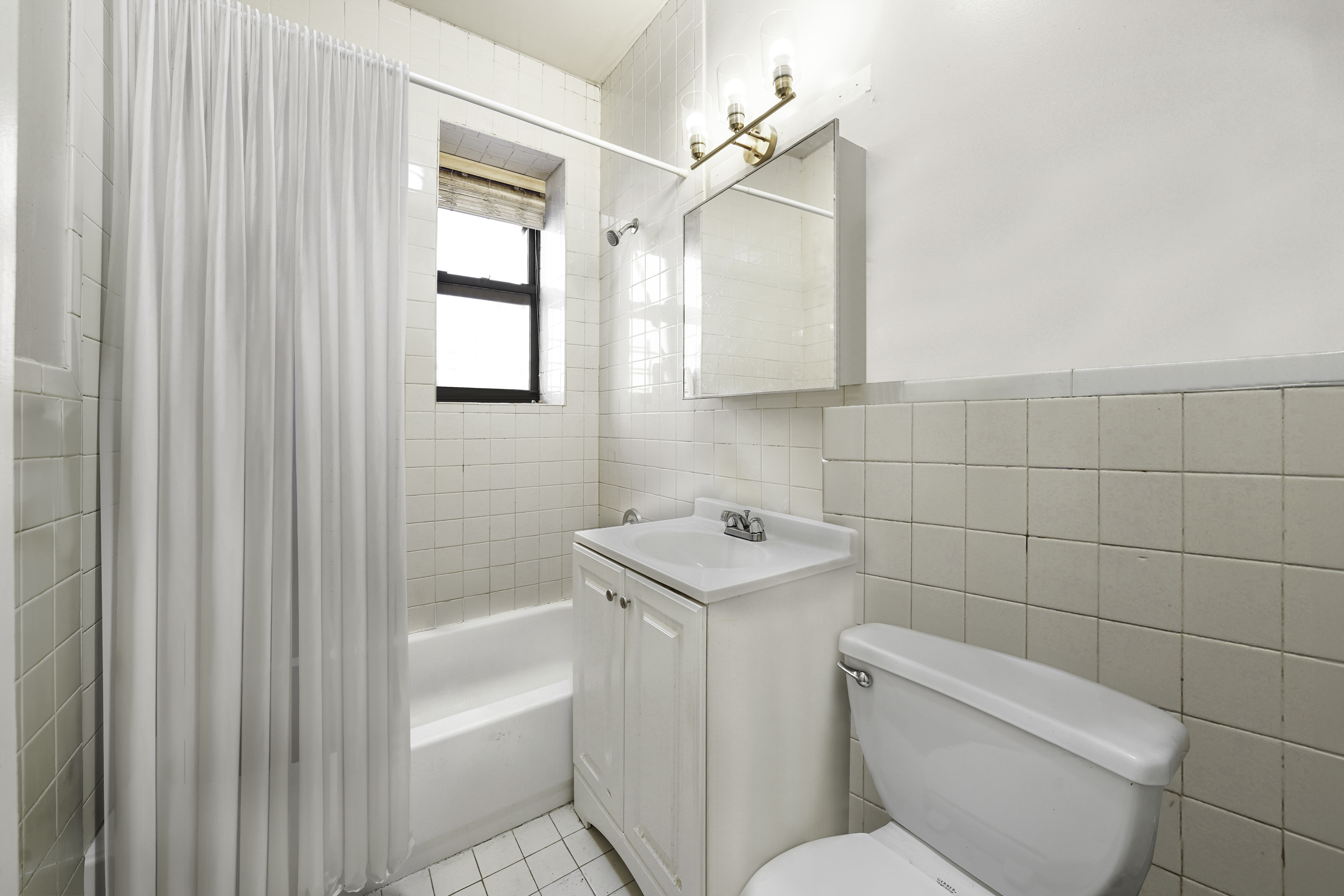 163 Lenox Avenue, Unit 5A Manhattan, NY 10026 - Photo 13 of 16 a bathroom with a toilet sink and bathtub