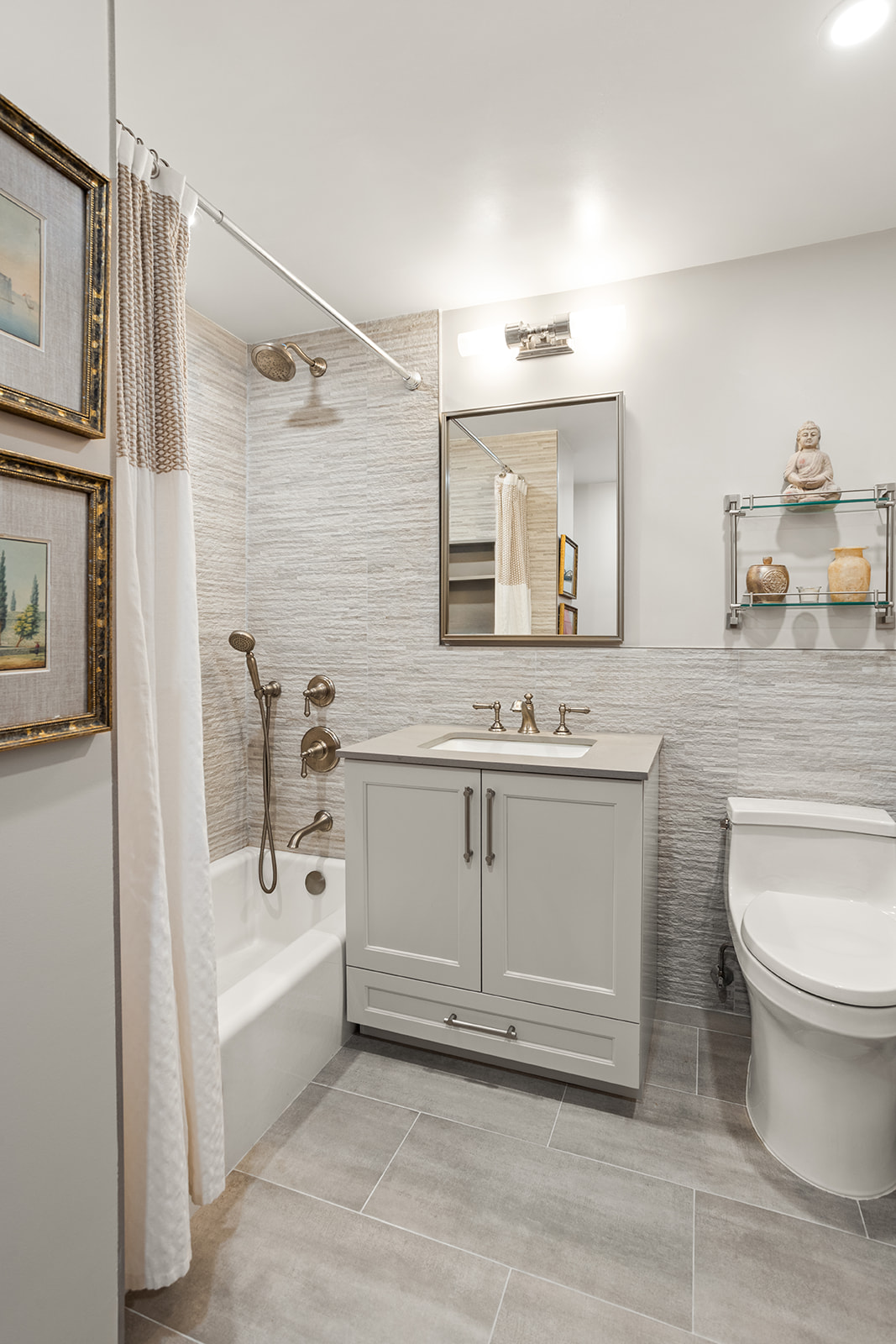 200 East End Avenue, Unit 10KL Manhattan, NY 10128 - Photo 17 of 23 a bathroom with a sink a toilet and bathtub