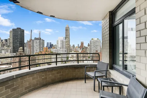$1,750,000 | 400 East 70th Street, Unit 2402 | Lenox Hill