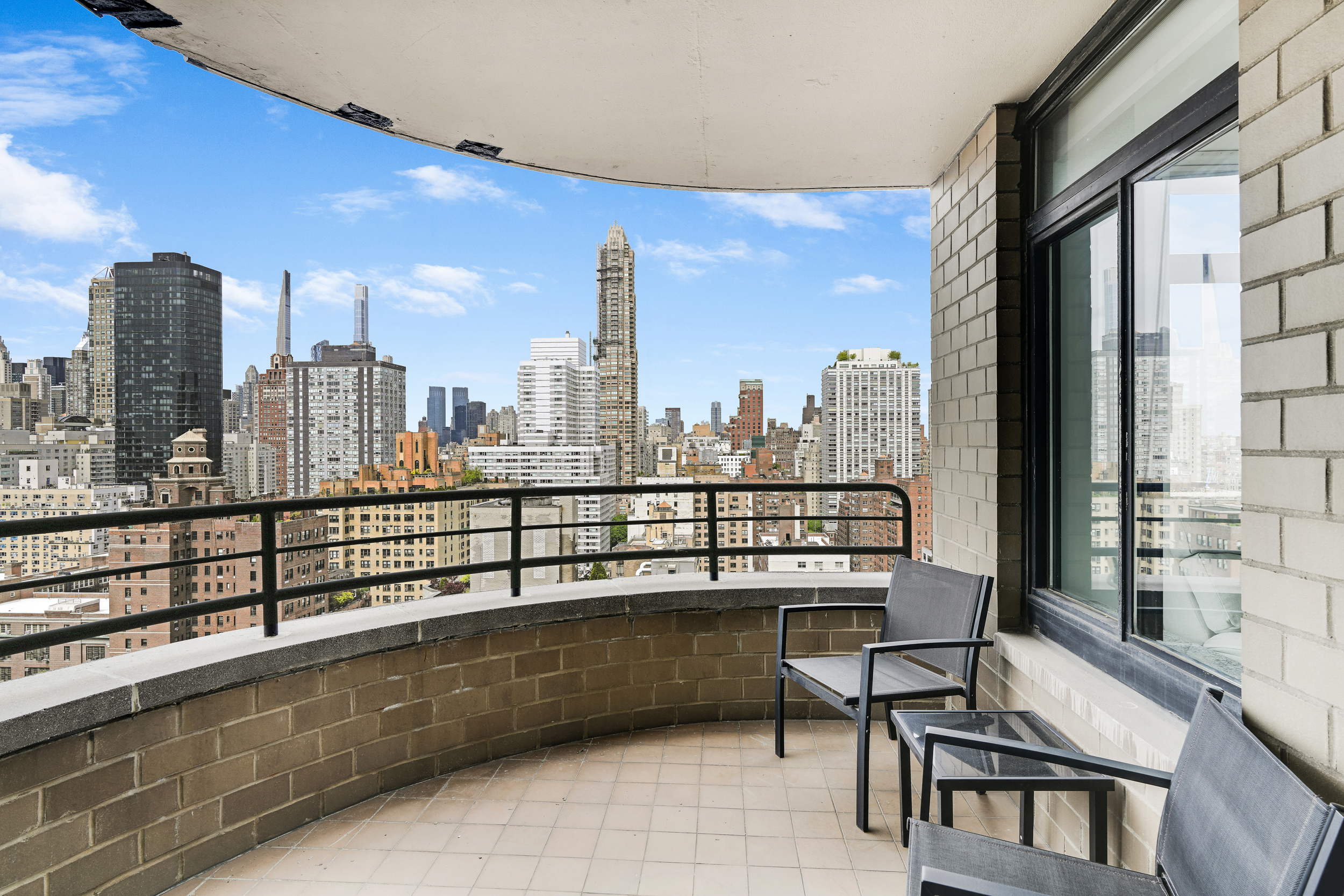 400 East 70th Street, Unit 2402 Manhattan, NY 10021 - Photo 7 of 18 a view of a terrace with sitting area