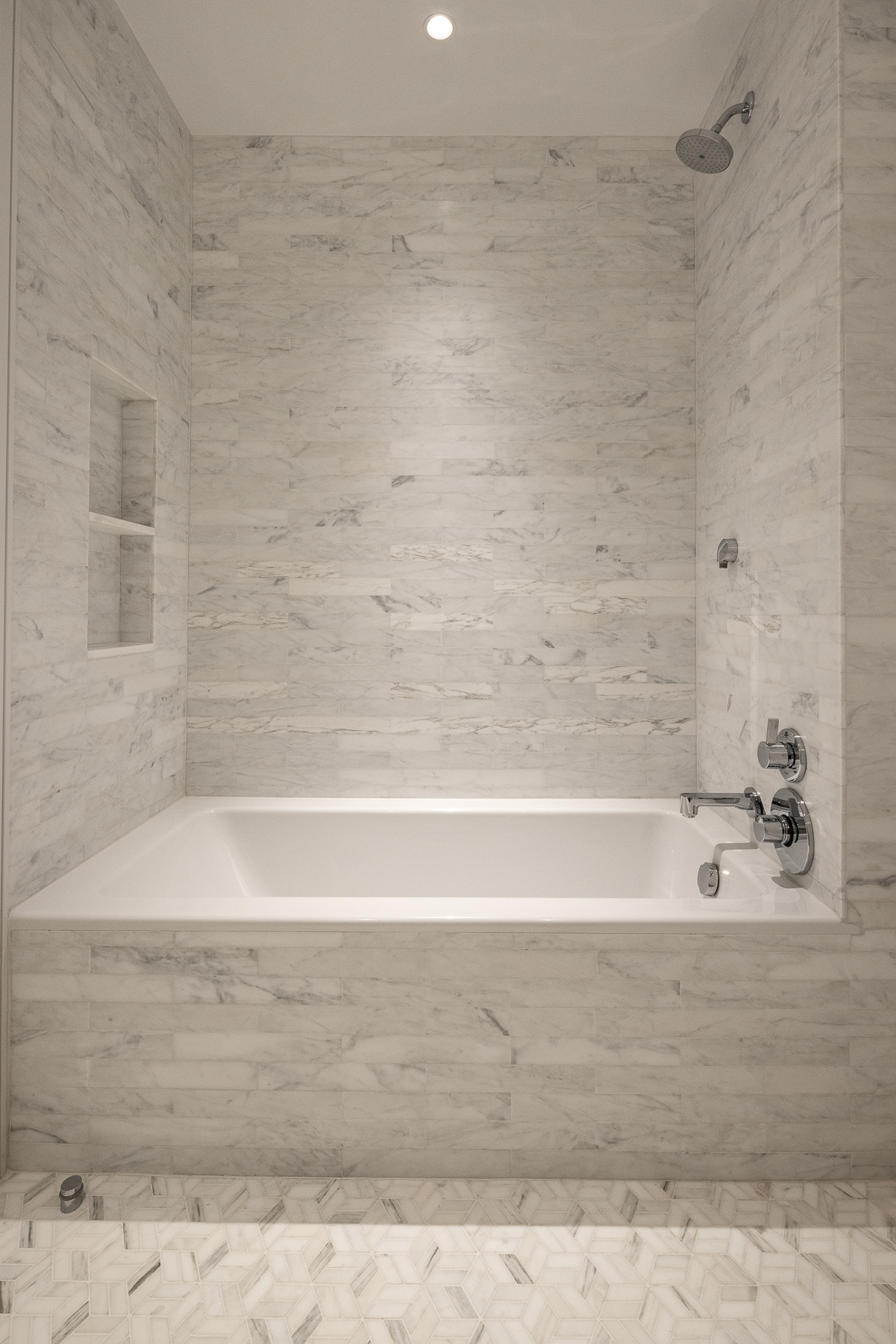 250 West 96th Street, Unit 22C Manhattan, NY 10025 - Photo 9 of 28 a bathroom with a bathtub