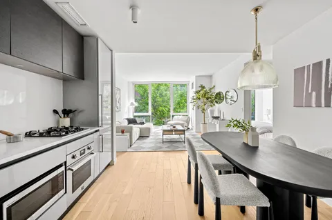 $889,000 | 540 West 49th Street, Unit 306S | Hell's Kitchen