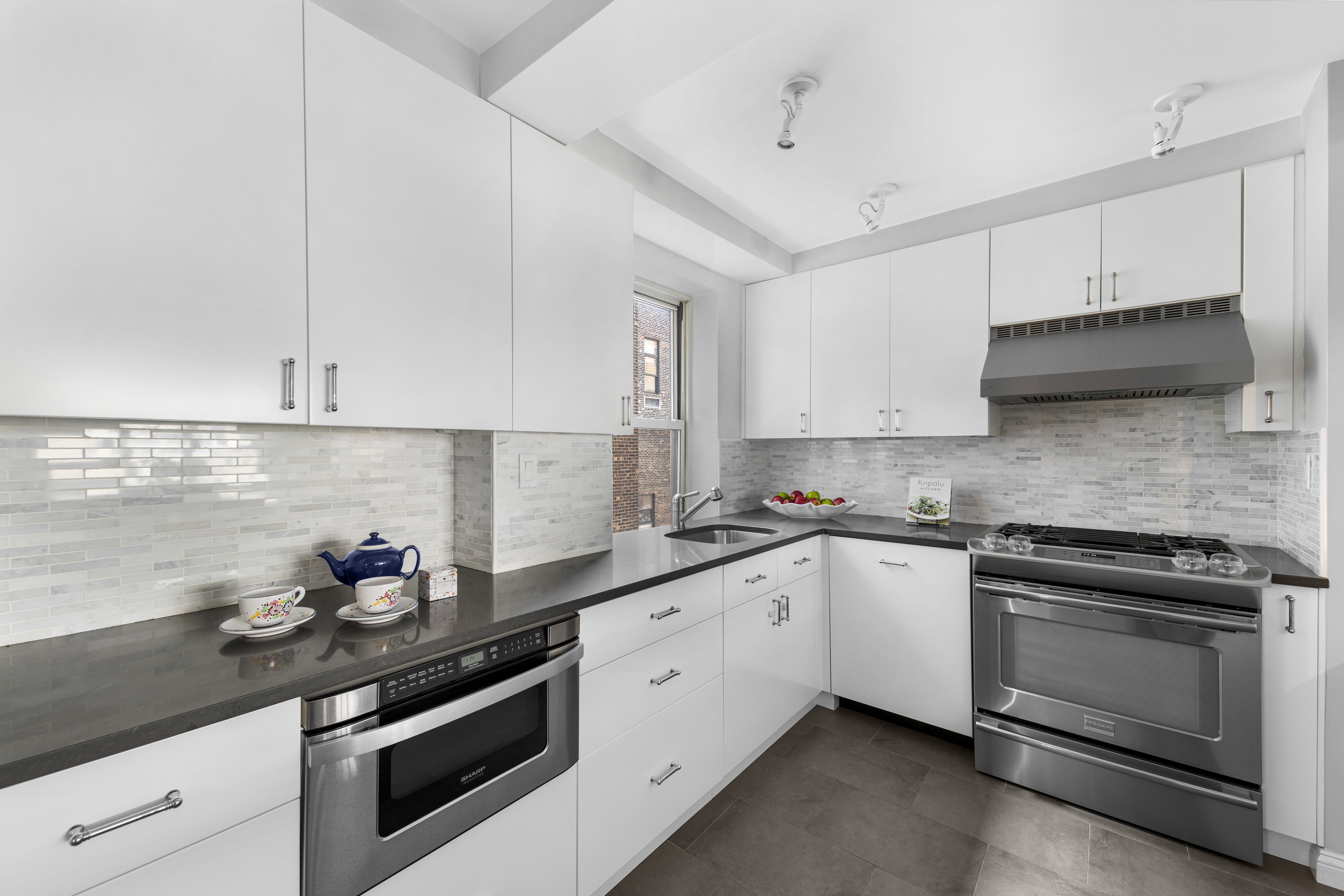 400 East 52nd Street, Unit 15D Manhattan, NY 10022 - Photo 7 of 23